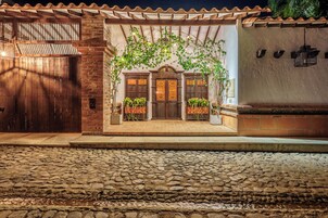 Fachada de la propiedad por la tarde o noche