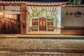 Voorkant accommodatie - avond/nacht