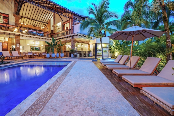 Ulkouima-allas avoinna 9.00–19.00, aurinkovarjoja, aurinkotuoleja