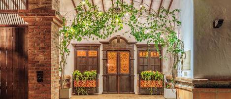 Fachada de la propiedad por la tarde o noche