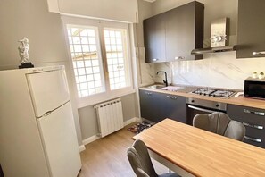 雪櫃、微波爐、焗爐、爐具