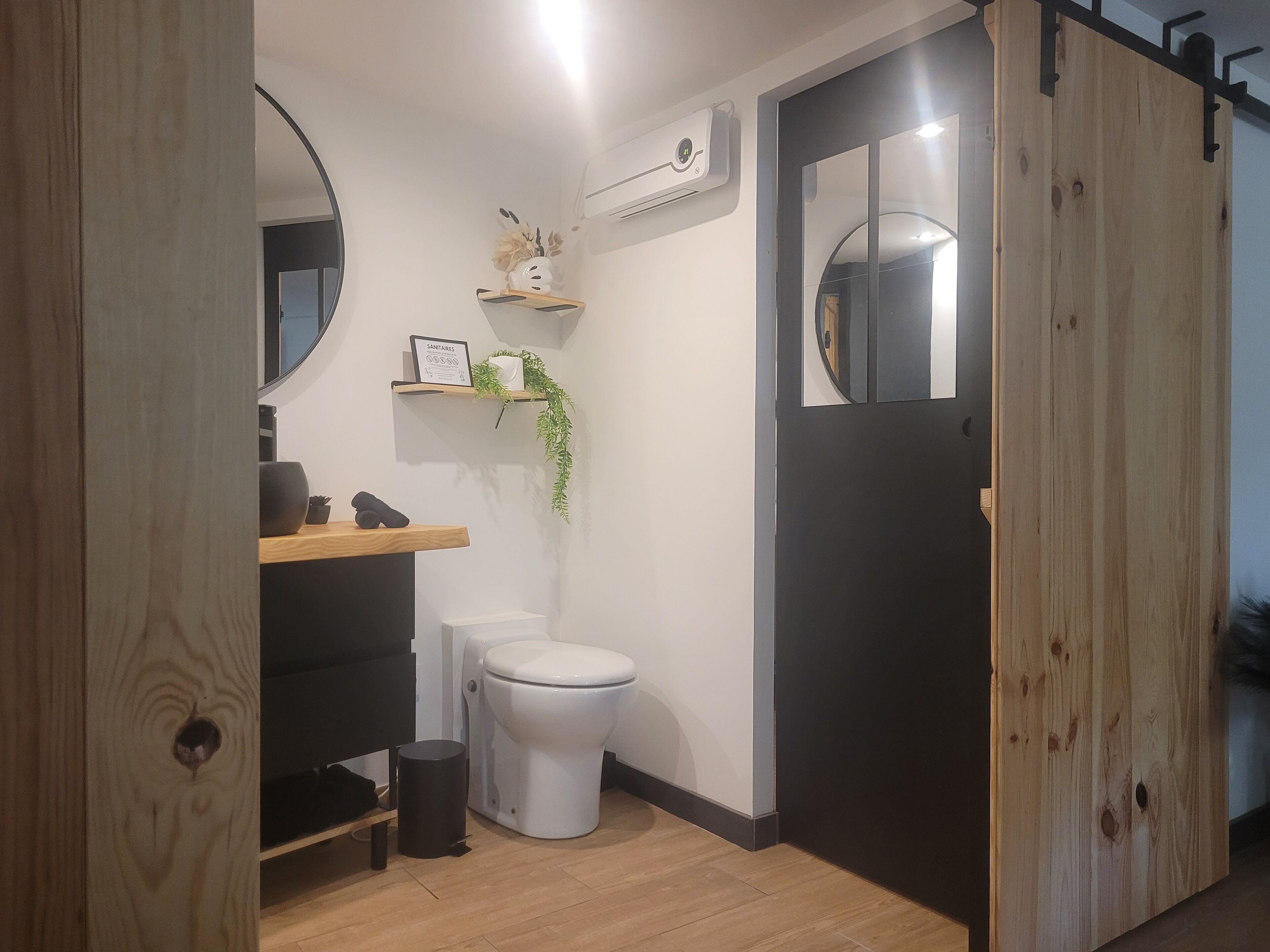 Haartrockner, Handtücher, Seife, Toilettenpapier