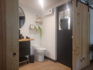 Asciugacapelli, asciugamani, sapone, carta igienica