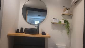Secadora de cabello, toallas, jabón, papel de baño