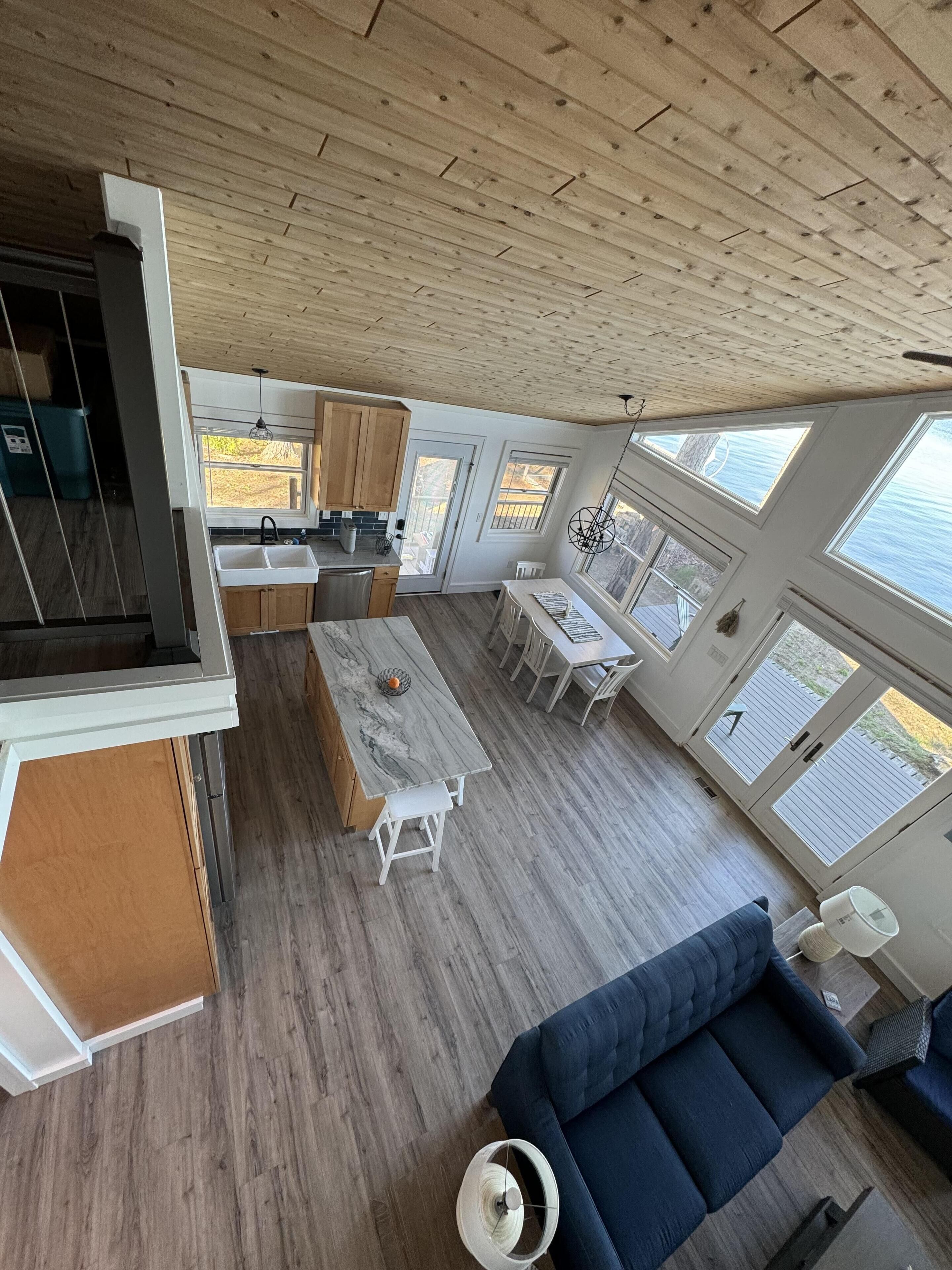 Una Smart TV, una chimenea, libros