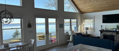 TV connectée, cheminée, livres