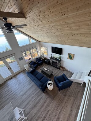 Smart TV, chimenea y libros 