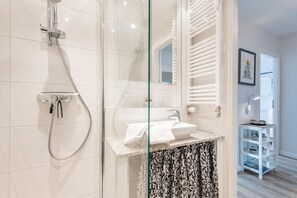 Shower, hair dryer, towels - Haus Ankerlicht, Whg. 74 - Hell. Komfortabel. Balkon (Westerland)