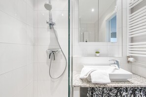 Dusche, Haartrockner, Handtücher
