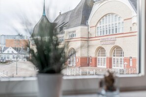 A view of a building with arched windows and a sign reading "Alte Kaserne". - Haus Ankerlicht, Whg. 74 - Hell. Komfortabel. Balkon (Westerland)