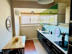 Geladeira, micro-ondas, fogão, cooktop