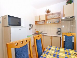 Cafetera y tetera, refrigerador, microondas y horno 