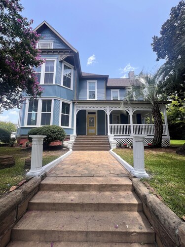 Oasis Retreat 
Charming, newly  renovated 1/1 in the heart of downtown