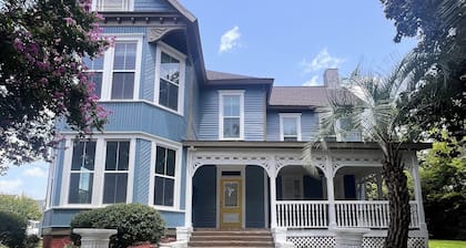 Oasis Retreat
Charming, newly renovated 1/1 in the heart of downtown