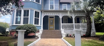 Oasis Retreat
Charming, newly renovated 1/1 in the heart of downtown