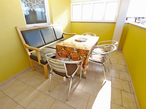 Outdoor dining - Apartment 1272/12202 (Istria - Valbandon), 500m from the beach (Valbandon)