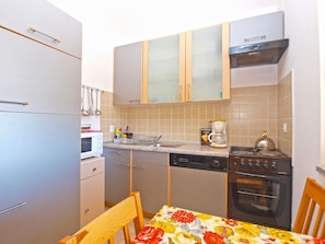 Coffee/tea maker, fridge, microwave, oven - Apartment 1272/12202 (Istria - Valbandon), 500m from the beach (Valbandon)