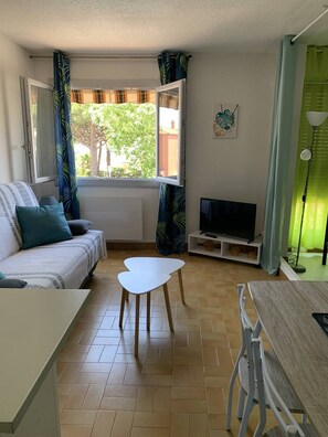 TV - Pretty alcove studio near Port Malfato swimming pool in Cap d'Agde (LE CAP D AGDE)