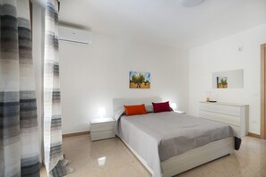 3 habitaciones, tabla de planchar con plancha, wifi y ropa de cama 