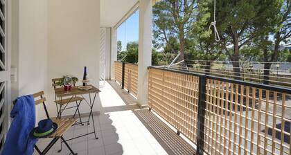 Spacious apartment recently renovated and able to comfortably accommodate up to 5 people, with three bedrooms, two bathrooms and two balconies. The accommodation has a convenient parking space inside the condominium park. Located just 5 minutes walk from