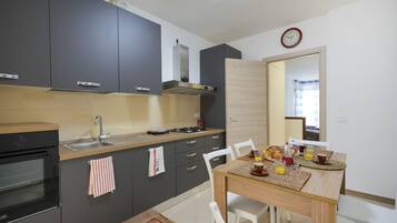 Frigorifero, microonde, forno, piano cottura