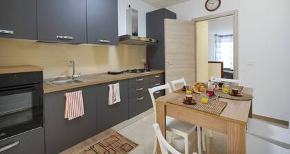 GuestHost - Spacious apartment recently renovated and able to comfortably accommodate up to 5 people, with three bedrooms, two bathrooms and two balconies. The accommodation has a convenient parking space inside the condominium park. Located just 5 minut