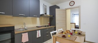 GuestHost - Spacious apartment recently renovated and able to comfortably accommodate up to 5 people, with three bedrooms, two bathrooms and two balconies. The accommodation has a convenient parking space inside the condominium park. Located just 5 minut