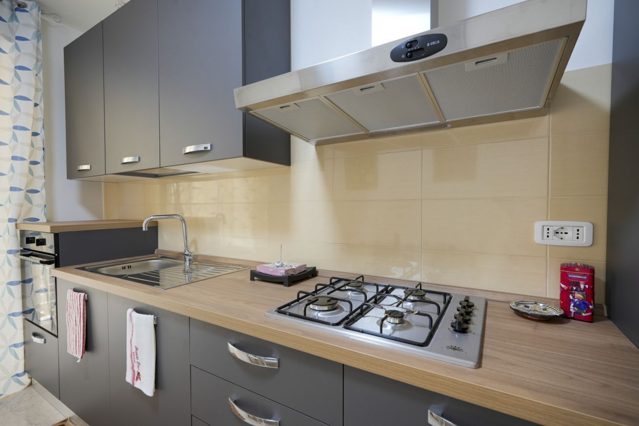 Frigorifero, microonde, forno, piano cottura