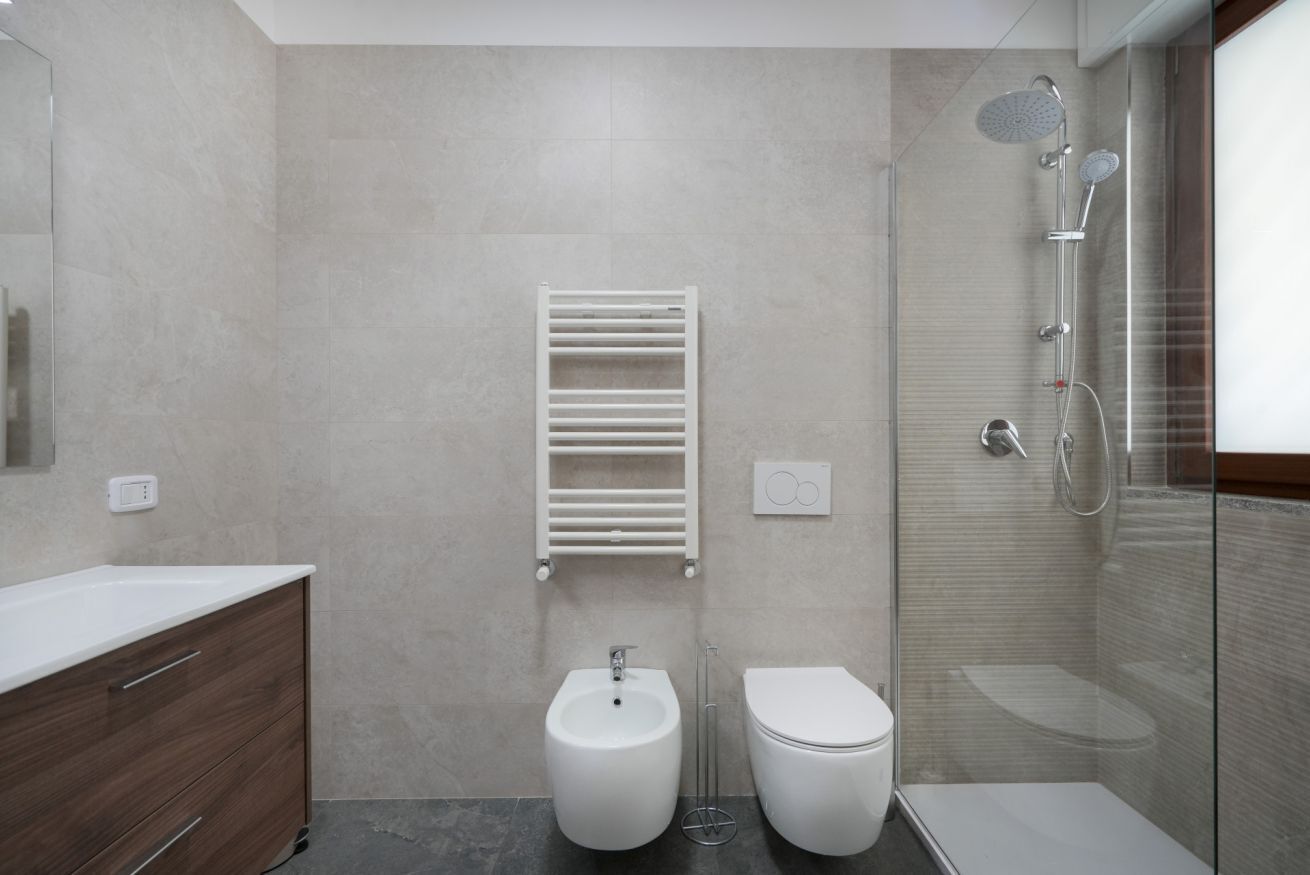 Doccia, asciugacapelli, bidet, asciugamani