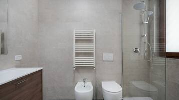 Doccia, asciugacapelli, bidet, asciugamani