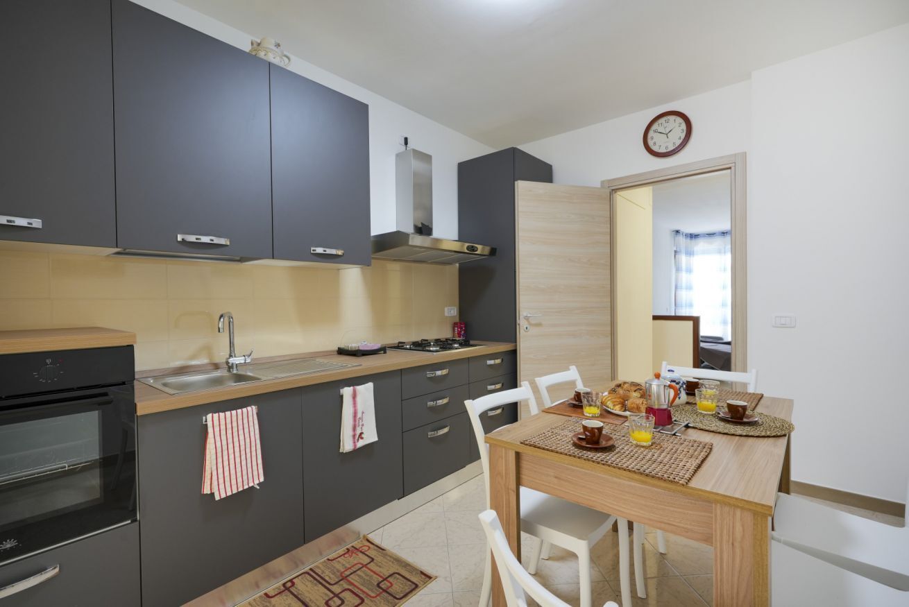 Frigorifero, microonde, forno, piano cottura