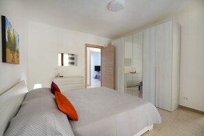 3 chambres, fer et planche à repasser, Wi-Fi, draps fournis