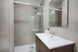 Shower, hair dryer, bidet, towels