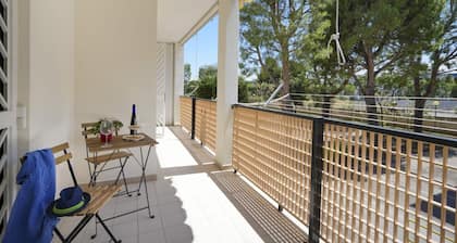 GuestHost - Spacious apartment recently renovated and able to comfortably accommodate up to 5 people, with three bedrooms, two bathrooms and two balconies. The accommodation has a convenient parking space inside the condominium park. Located just 5 minut