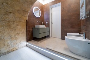 Dusche, Haartrockner, Bidet, Handtücher