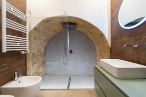 Een douche, een haardroger, een bidet, handdoeken
