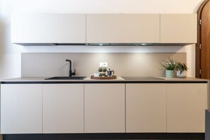 Réfrigérateur, micro-ondes, plaque de cuisson, lave-vaisselle