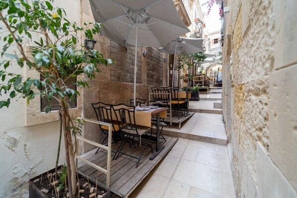 Outdoor dining - GuestHost - Petra Marina Charming Apartment (Siracusa)