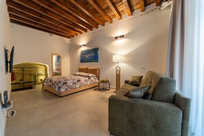 1 dormitorio, tabla de planchar con plancha, wifi y ropa de cama
