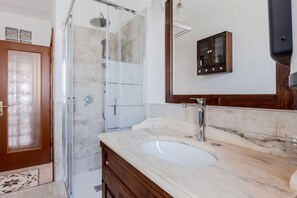 Bruser, hårtørrer, bidet