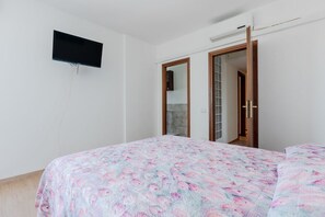 2 slaapkamers, een strijkplank/strijkijzer, wifi, beddengoed