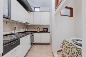 Frigorífico, microondas, horno y placa de cocina