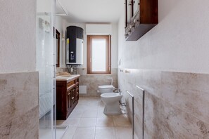 Douche, sèche-cheveux, bidet