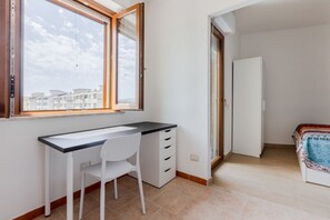 2 dormitorios, escritorio, tabla de planchar con plancha y wifi