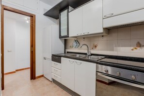 Frigorífico, microondas, horno y placa de cocina