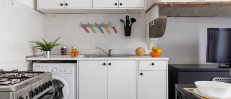 Een koelkast, een microgolfoven, een oven, een kookplaat