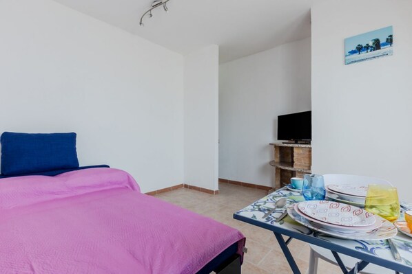 1 bedroom, iron/ironing board, Internet