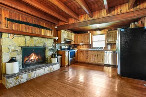 Kylskåp, mikrovågsugn, ugn och diskmaskin