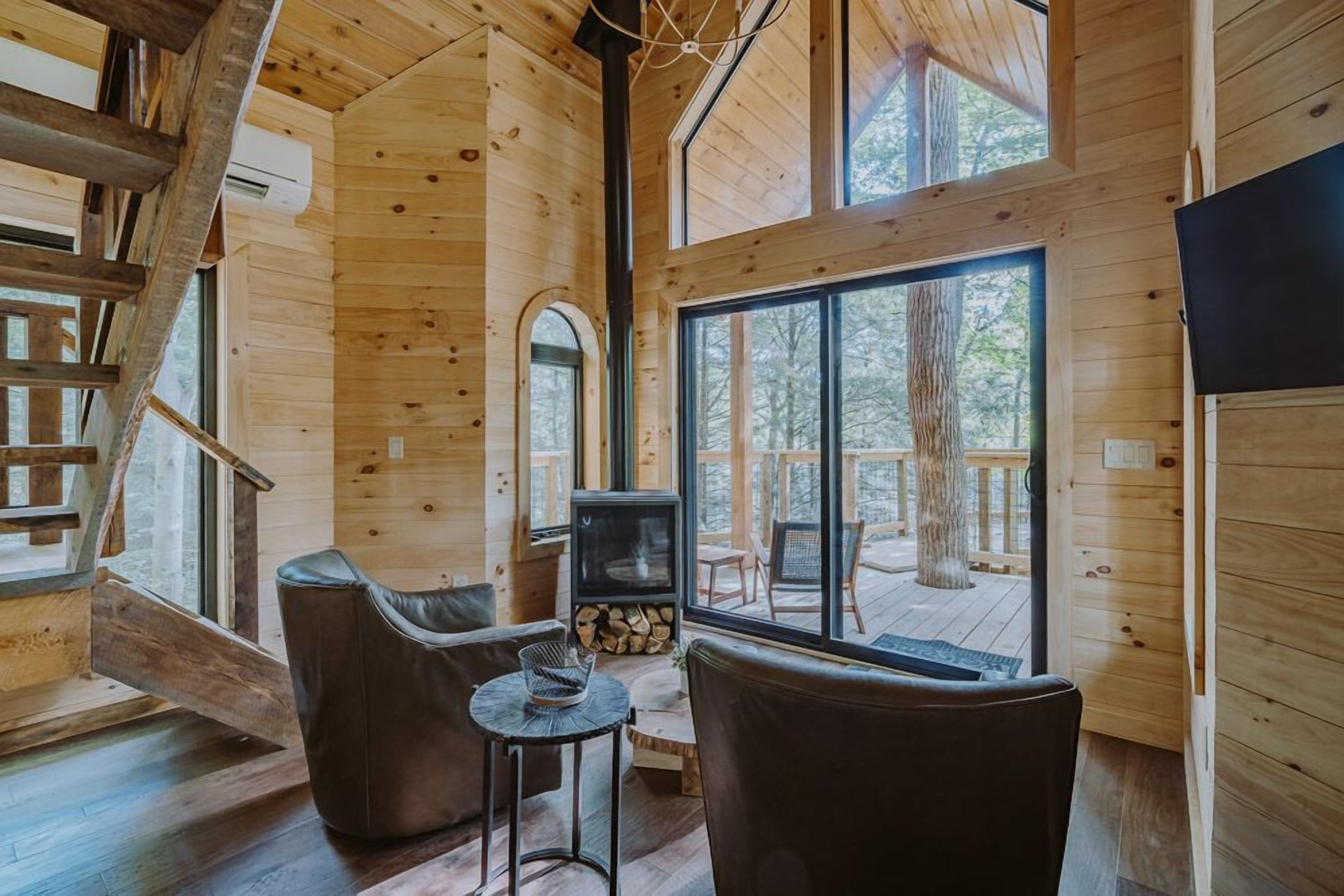 Een open haard en boeken