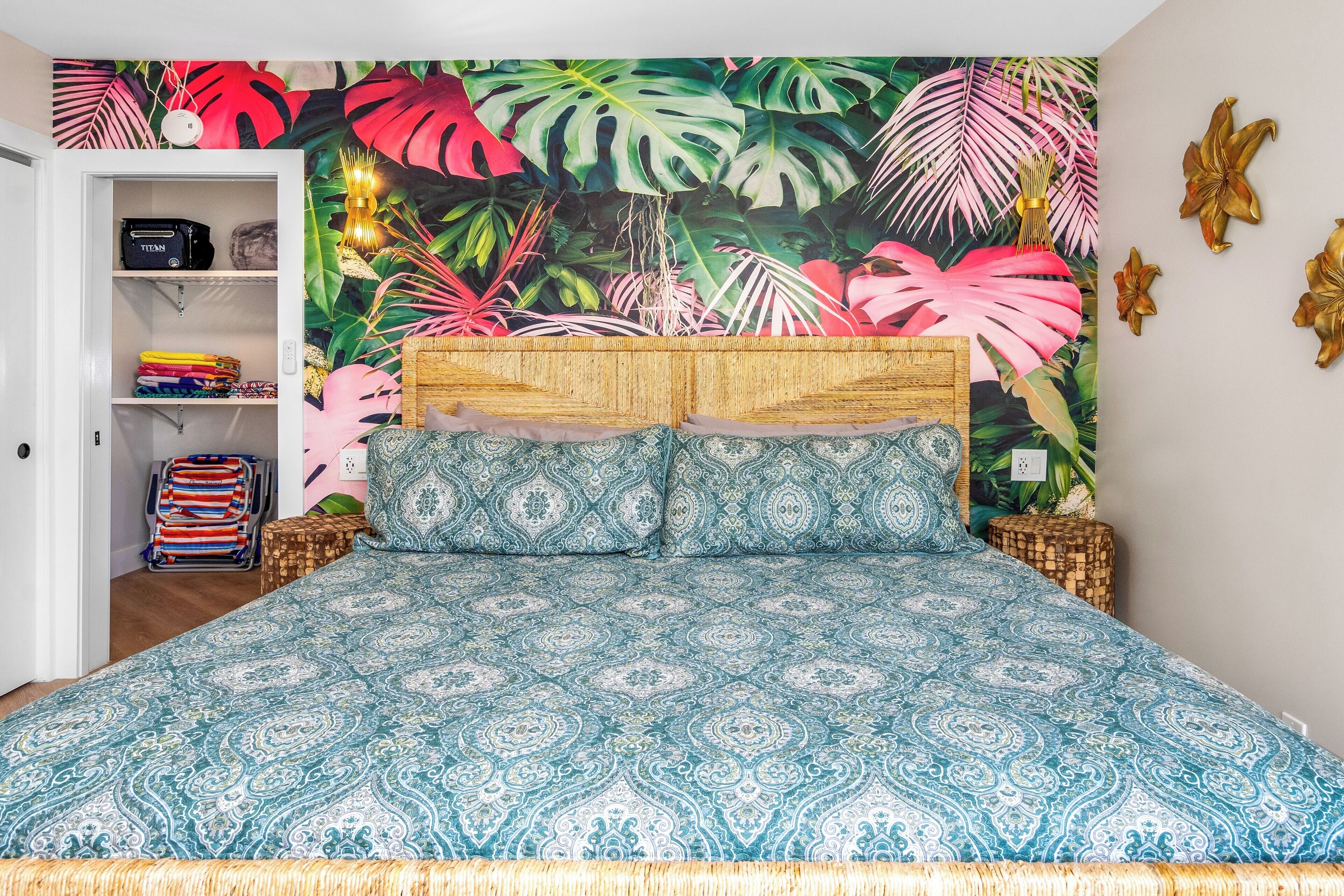Una camera da letto con un letto, un armadio e un affresco.